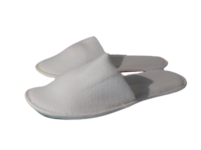 כפכפי קטיפה ארוזים בכיסוי בד